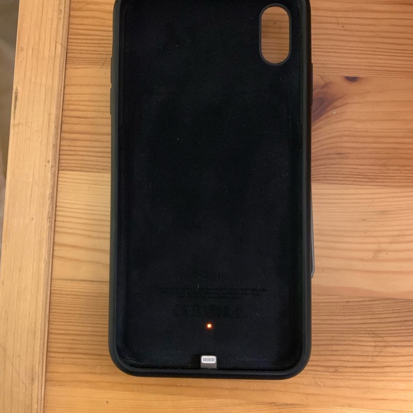 iPhone XS Max black silicon apple charging case - Picture 4 of 4